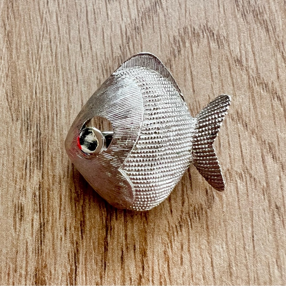 Vintage Estate Crown Trifari Silver Tone Brushed Cute‎ Fish Brooch Pin Mint
